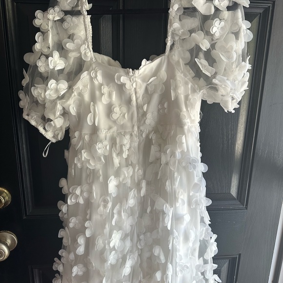 White boutique flower dress - Picture 2 of 2